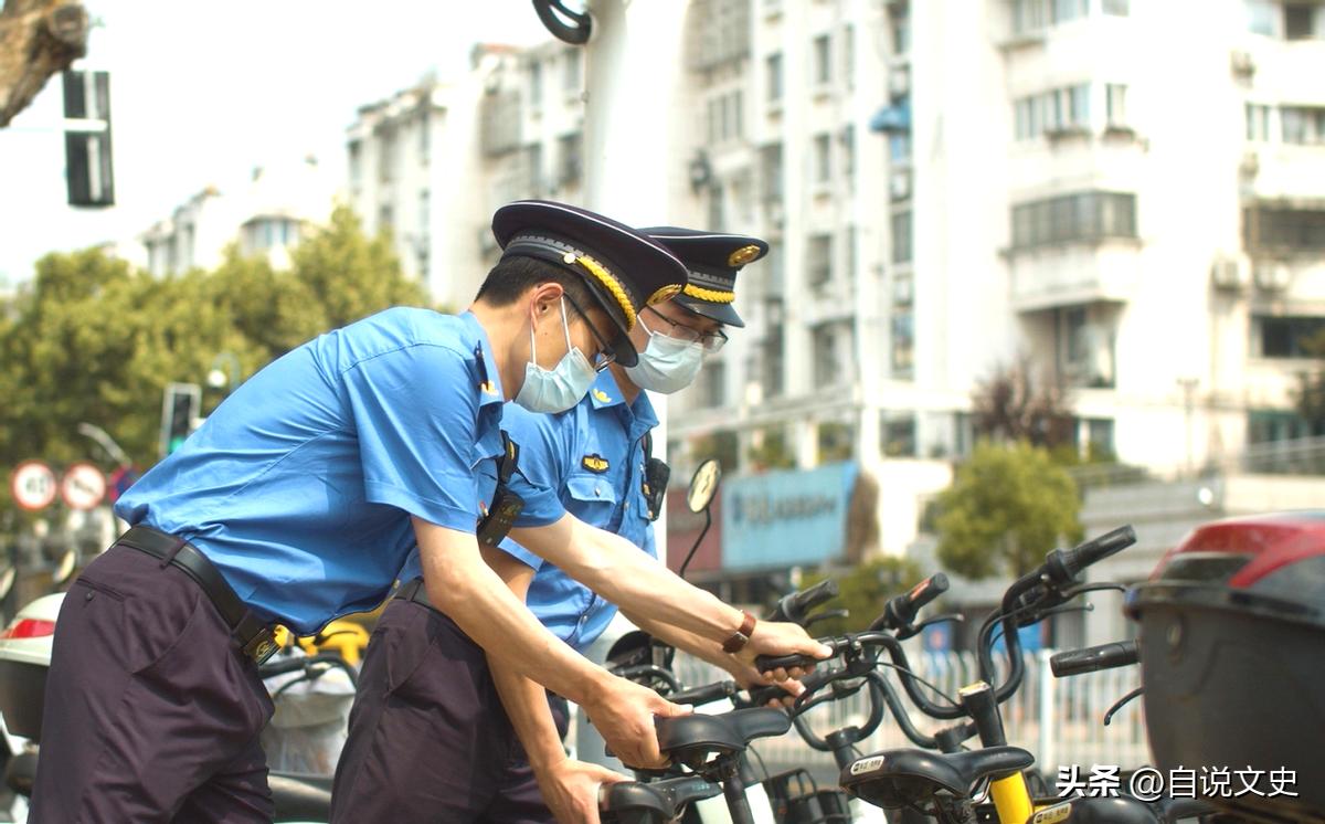 老人被城管抱摔,央媒批城管抱摔老太太