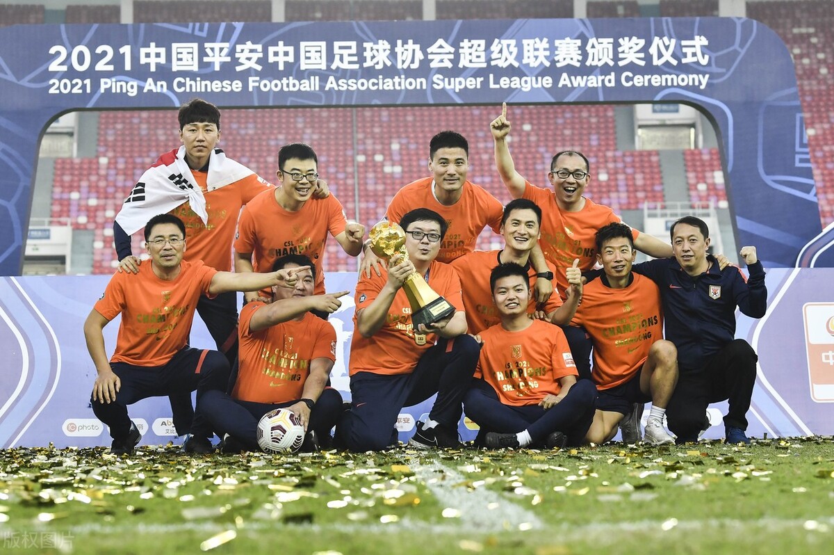 鲁能吉翔夺冠,山东泰山队球迷感人瞬间