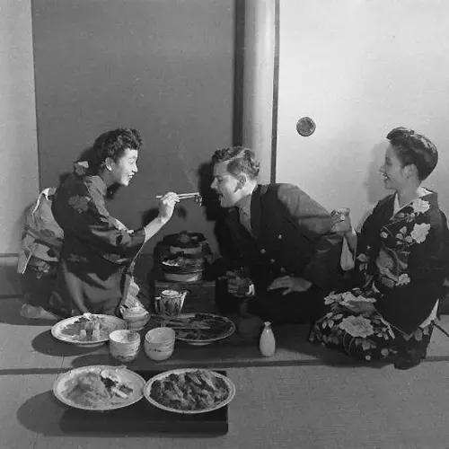 日本*女妓**玛丽，为等到心上人归来，78岁仍靠站街赚钱，受国人敬仰