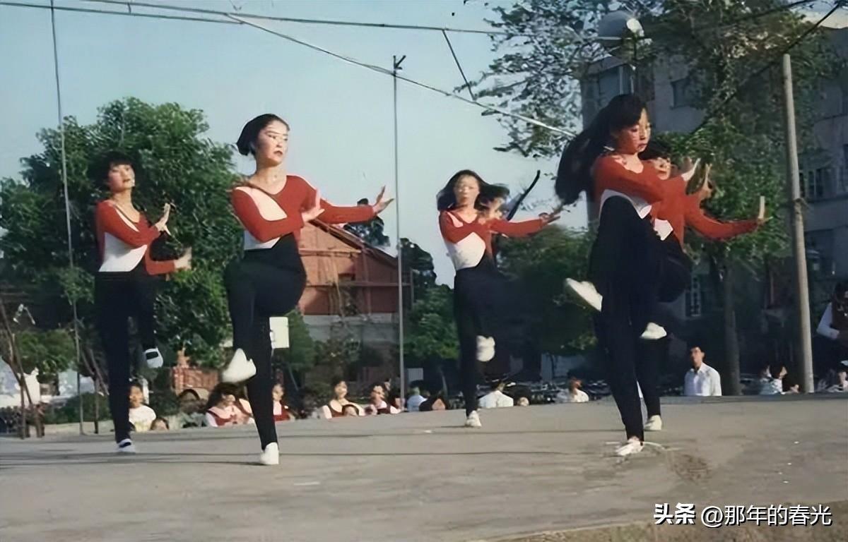 晚清男子被执行酷刑,清朝酷刑犯人游街示众