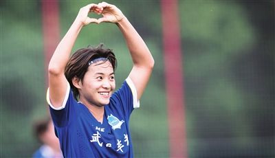 女子足球运动员王霜简历,王霜被父母抛弃