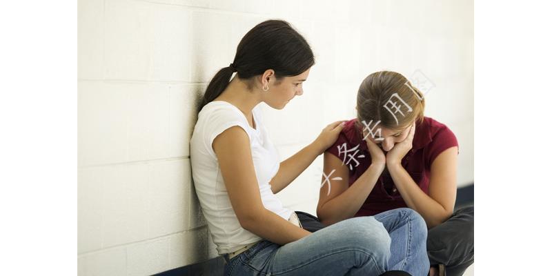 我坐月子,母亲说摔伤腿不能来,出月子后去娘家,见到母亲我愣住