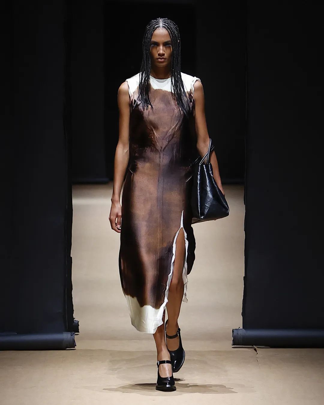 在Prada的戏梦中，以对立之境现原生之美