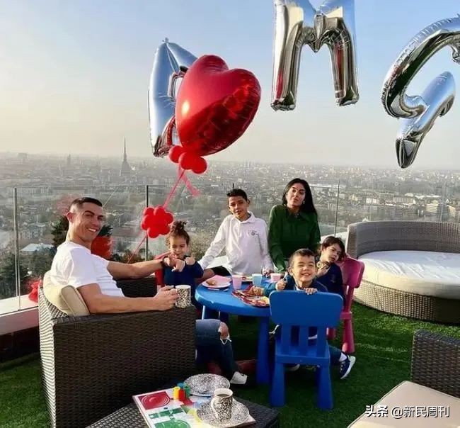 c罗女友乔治娜身价,c罗女友乔治娜晒与4个孩子合影