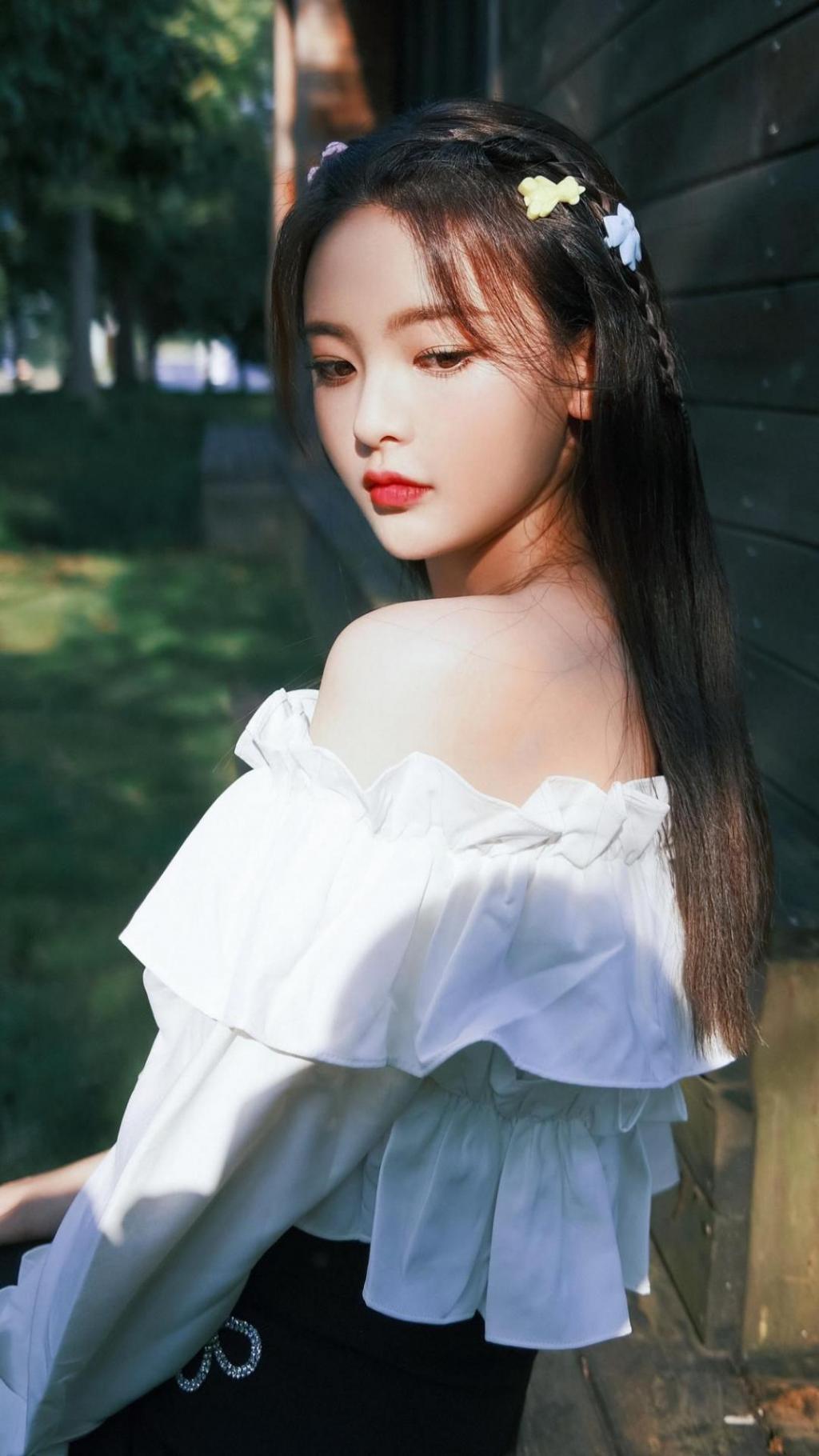 杨超越早期服务员,杨超越草根逆袭成长记