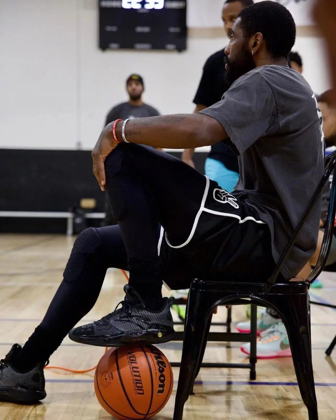 欧文与安踏达成5年合同,欧文正式签约安踏