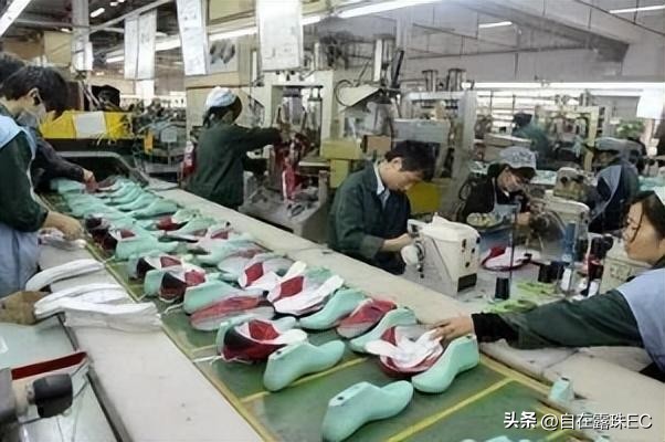 伊尔康二儿子订婚现场：新娘小腹鼓鼓如怀孕，婆婆盖过新娘