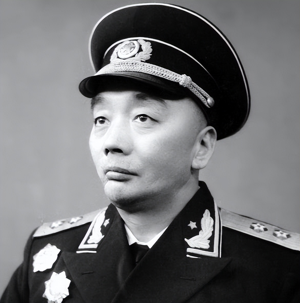 *小平邓**向刘昌毅敬酒，刘昌毅猛地掀了桌子，*小平邓**如何应对