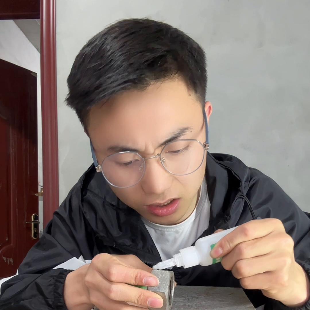 这个胶水真的这么牛吗？这个视频你看完就知道了我必须打...
