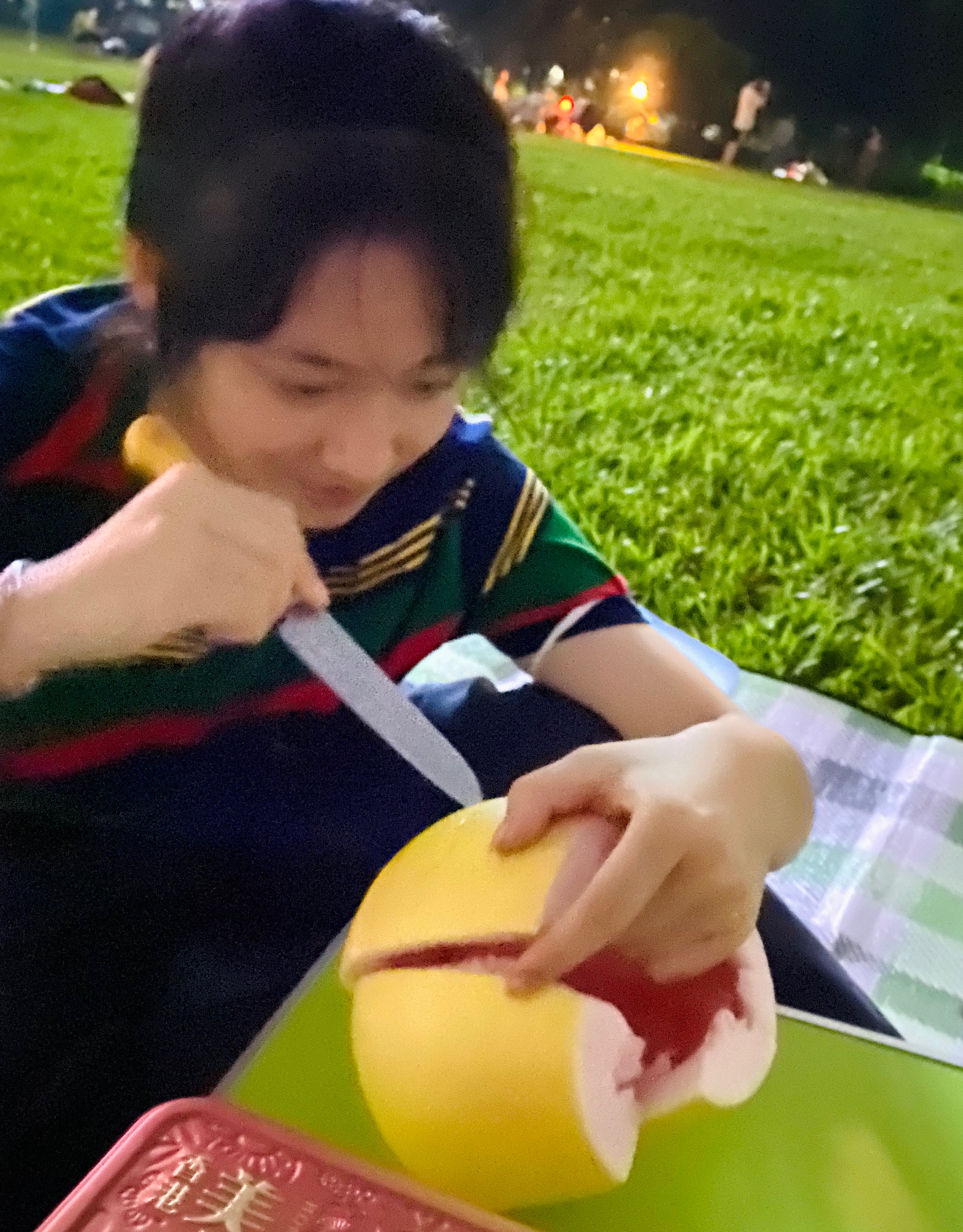 万圣节用柚子做灯笼的方法,柚子做的灯笼又好玩又好吃