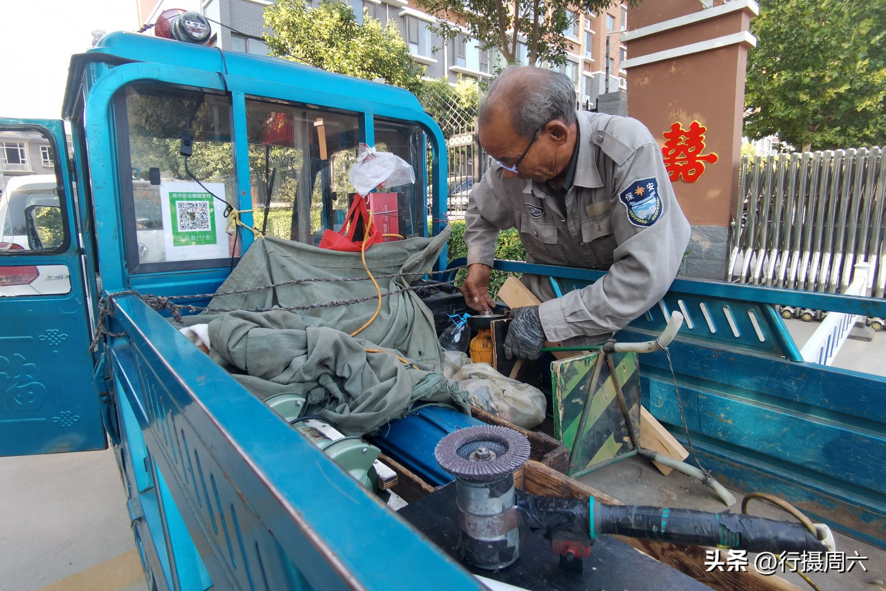 68岁老人街头磨菜刀,78岁磨刀老人的真实生活