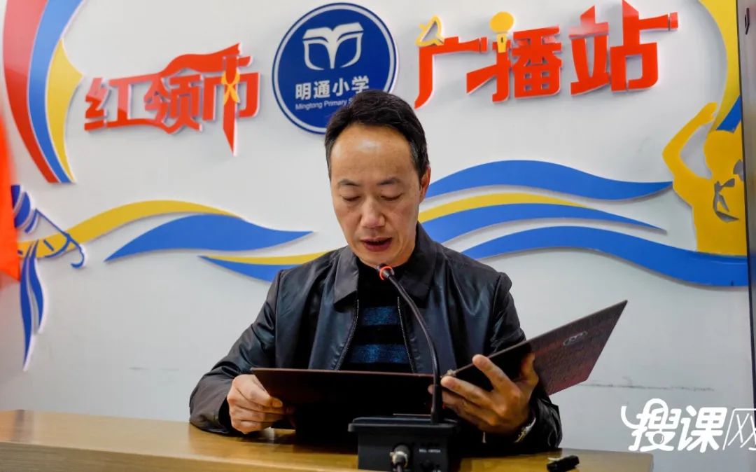 开学季校园展示打卡,开学啦冰墩墩小学生积极向上图片