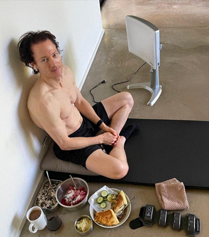 45岁亿万富翁与儿子换血,45岁亿万富豪重回18岁