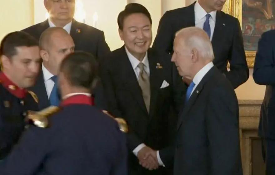 给美国当哈巴狗的人,中国vs韩国vs日本vs美国