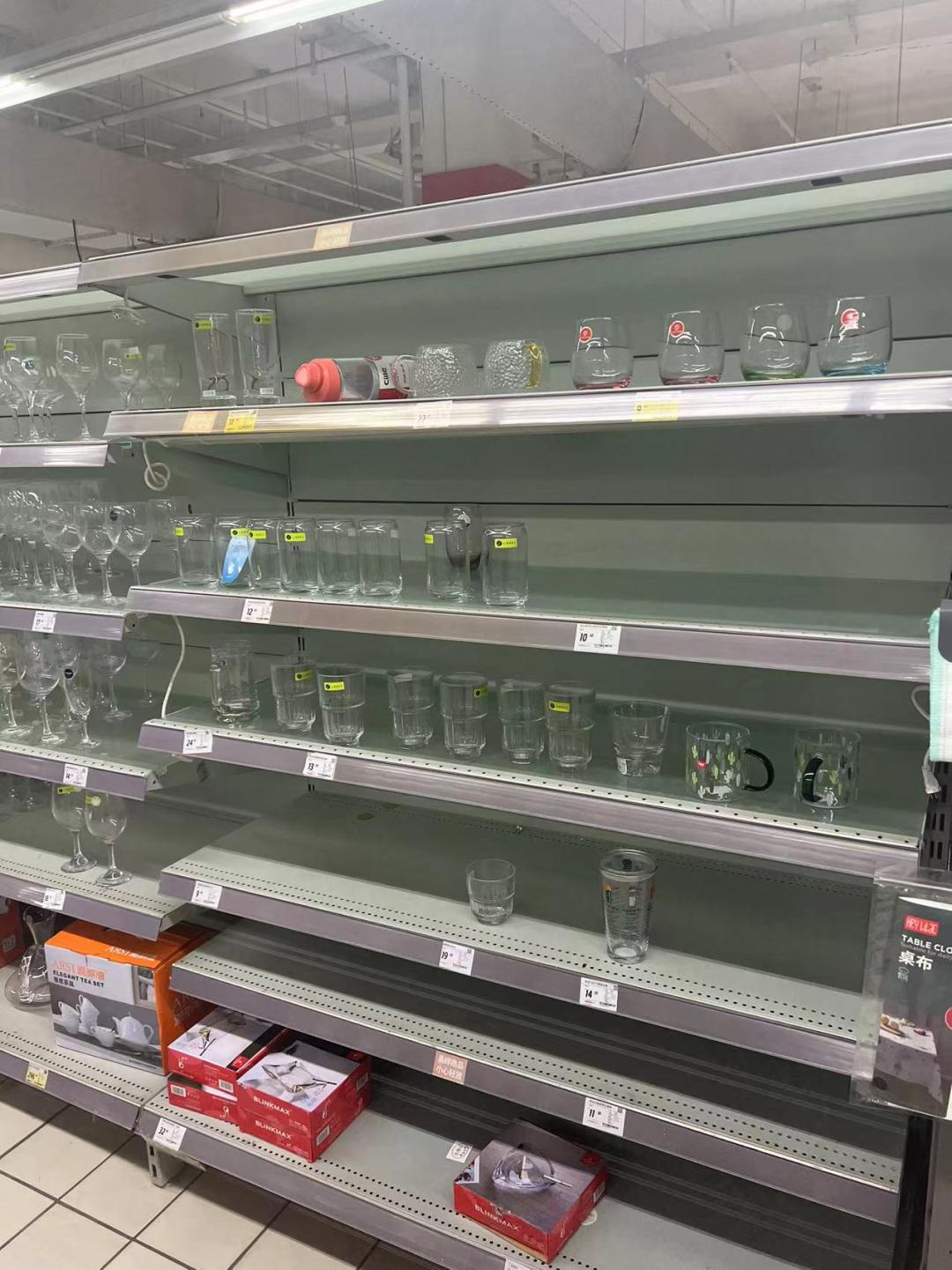 家乐福货架空了,家乐福门店货架大量空置