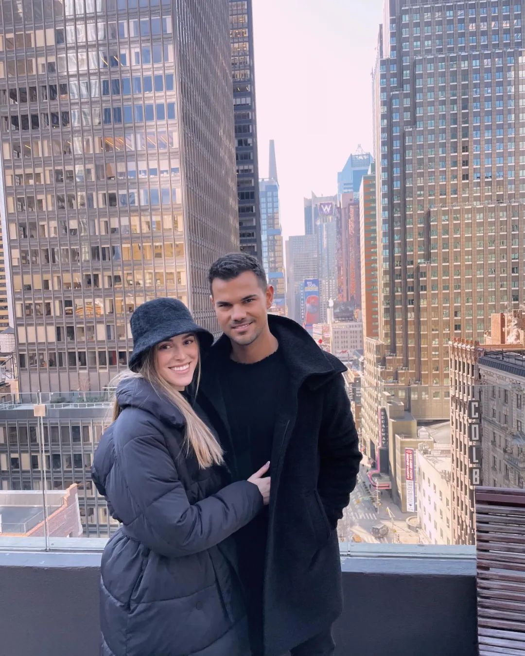 让霉霉写歌后悔分手的男神官宣结婚！娶同名小护士：这缘分绝了…