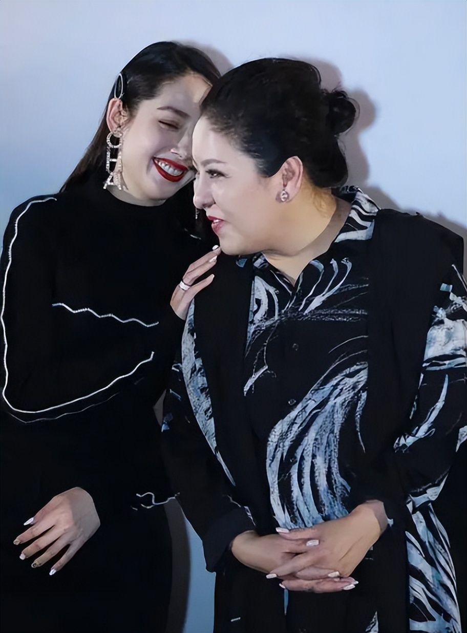 继向太直播带货后，儿子向佐也加入，儿媳妇郭碧婷要逃不掉了？