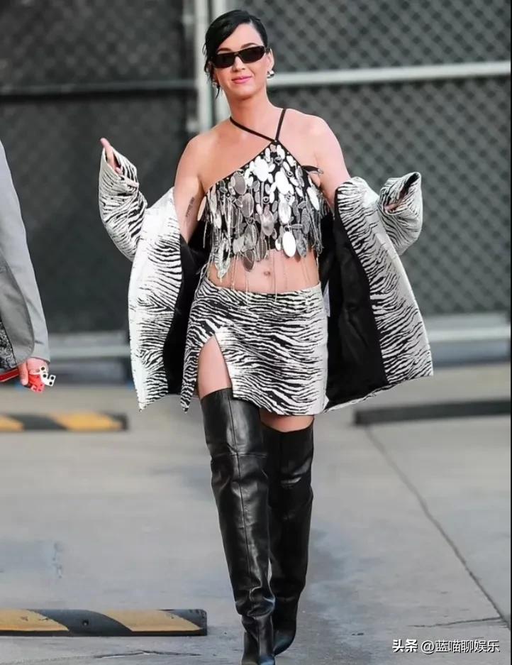 凯蒂佩里穿橘红色西服出街,凯蒂佩里穿礼服裙