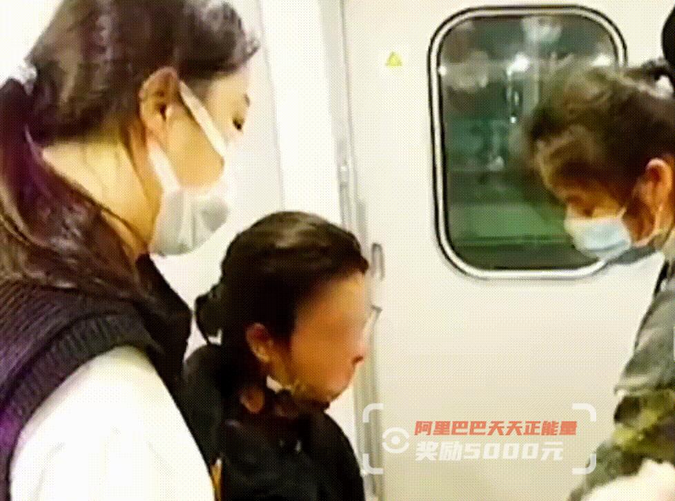 火车上乘客突发疾病医生伸出援手,火车上女孩生病遇到外国医生