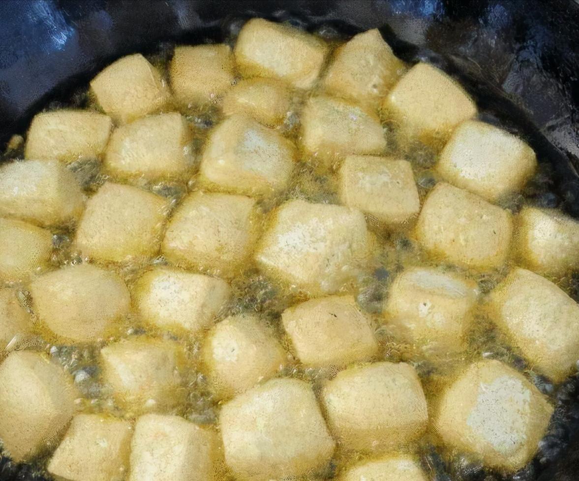过年炸豆腐，最忌直接下锅炸，89岁奶奶教我这样做，蜂窝大不吸油