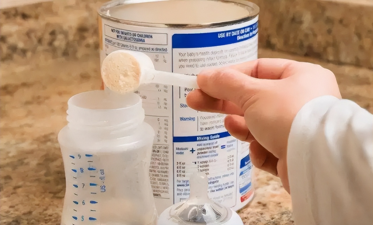 孩子总是吐奶，真正祸首有3个原因，学会了父母跟娃都不“受罪”