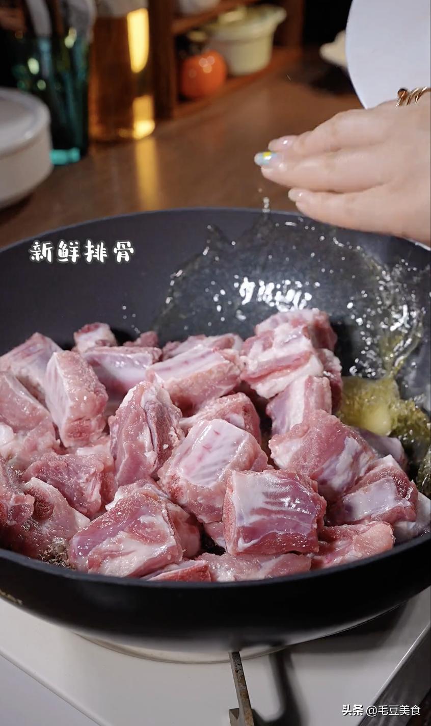 是时候安排顿肉肉吃了，生炒排骨给孩子加餐营养健康