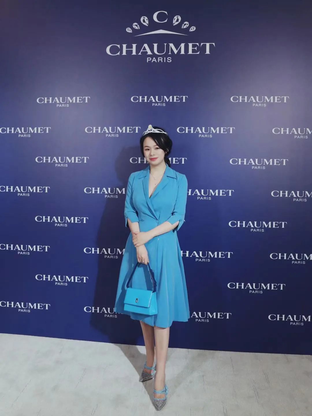 孟晚舟紫色连衣裙,孟晚舟蓝色连衣裙