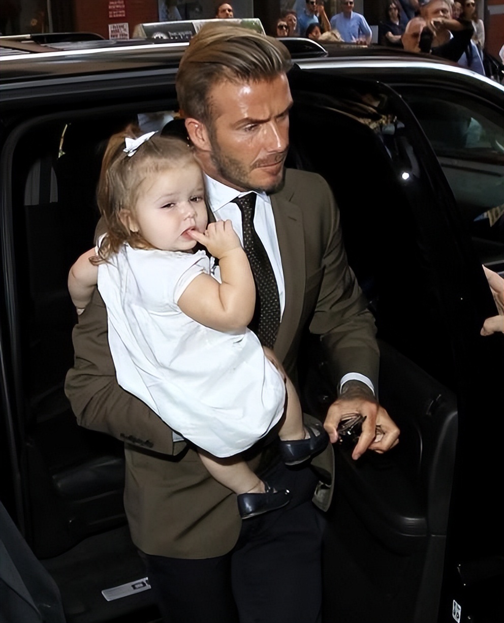 贝克汉姆布鲁克林17岁,贝克汉姆贝小七今年多大了