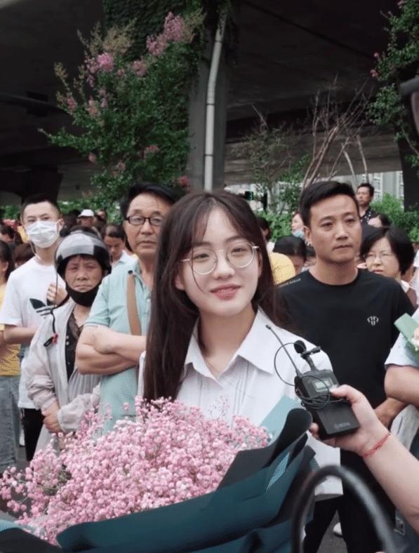 当年高考很火的送花女孩如今风格大变从清纯到个性是属于她的故事