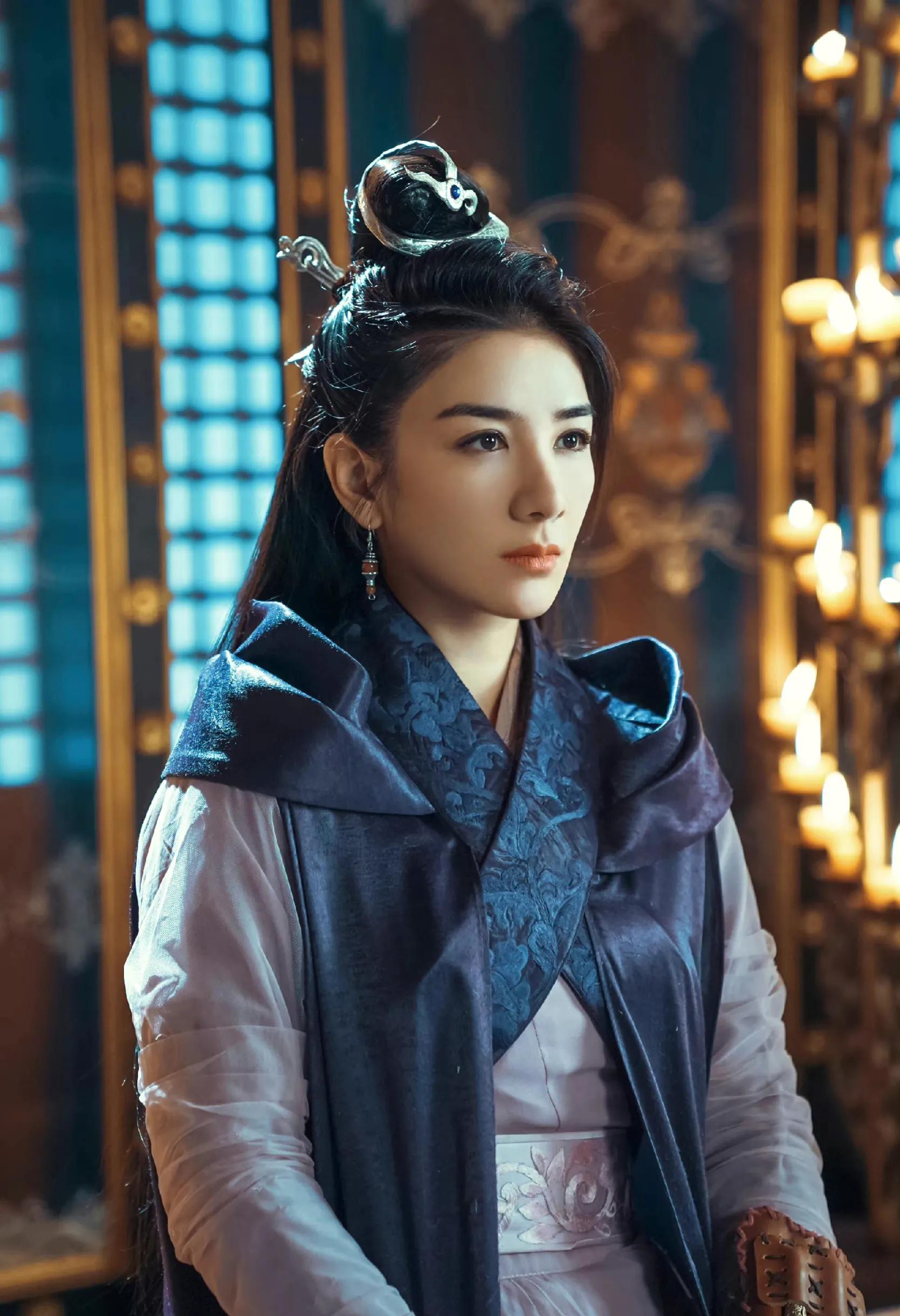 黄奕穿丝绸睡袍身材太好了，成熟有韵味女人好迷人