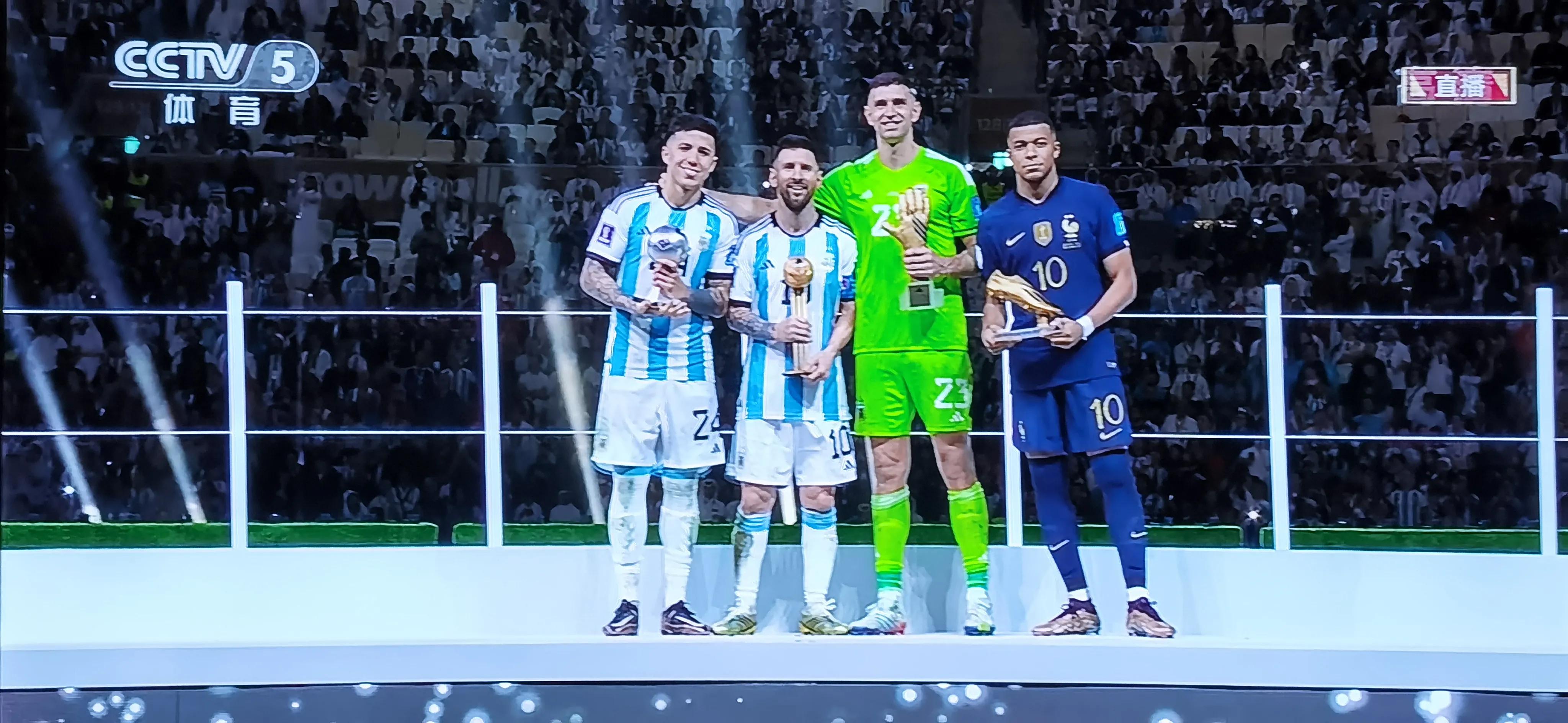 阿根廷夺冠梅西捧起大力神杯,阿根廷三夺世界杯冠军