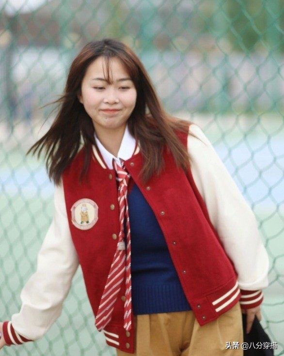 黑色羽绒服如何穿搭既时尚又减龄,天冷了不要再穿去年的旧衣服了