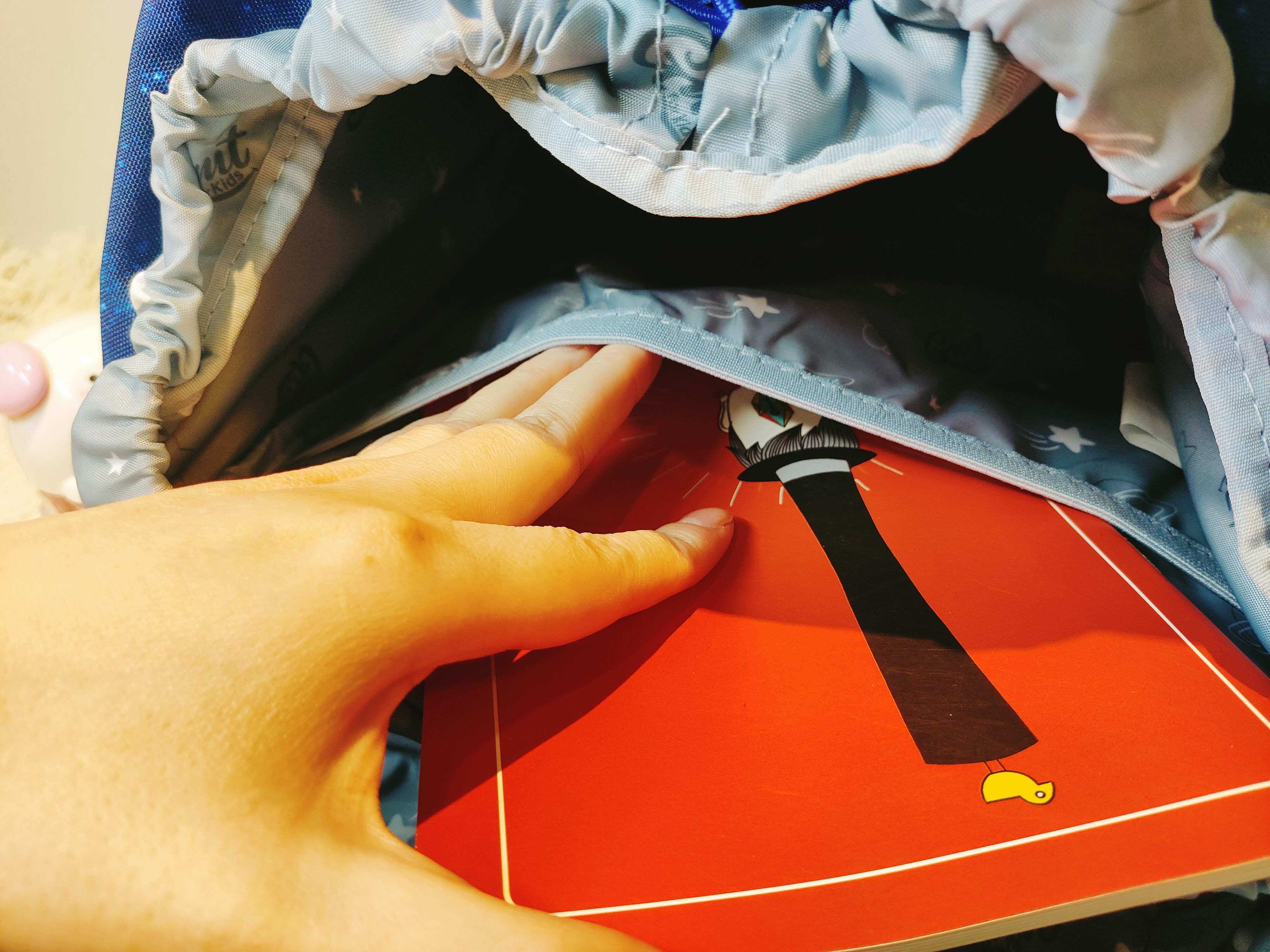 既轻便又实用的小学生书包,学生单肩书包推荐简单