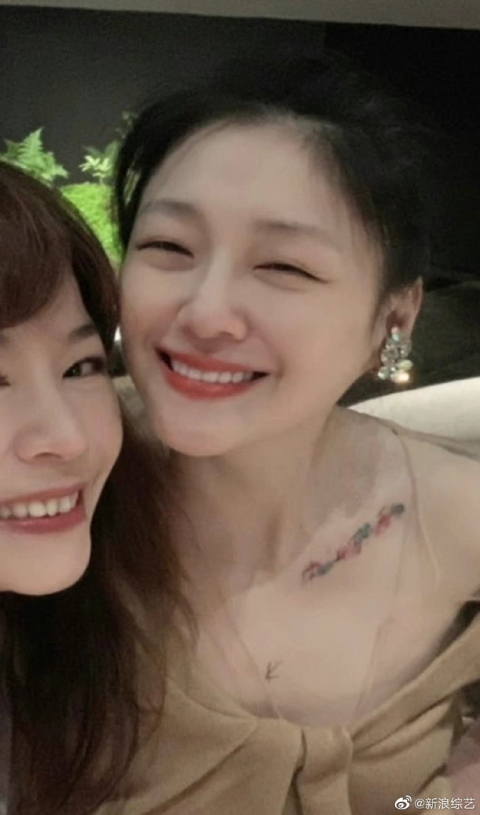 大s具俊晔将婚戒纹在手指上,大s婚后首秀恩爱