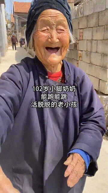 70岁儿子给100岁妈妈送拐杖,七旬老人送102岁母亲拐杖