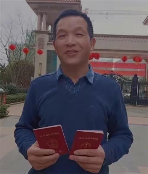 他坐牢27年后，被无罪释放，获赔496万元，如今55岁，又结婚了