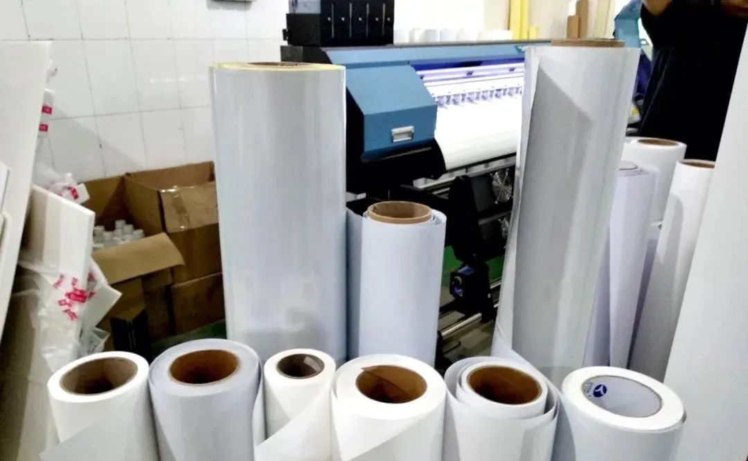 白胶车贴和可移背胶有什么区别,磁性车贴有背胶和没有背胶区别