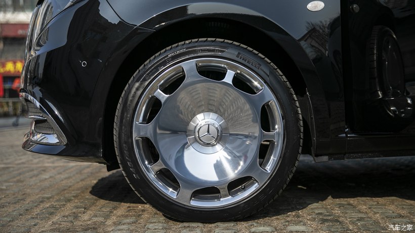 银色奔驰威霆改迈巴赫双拼色,威霆国六内饰改成迈巴赫款式