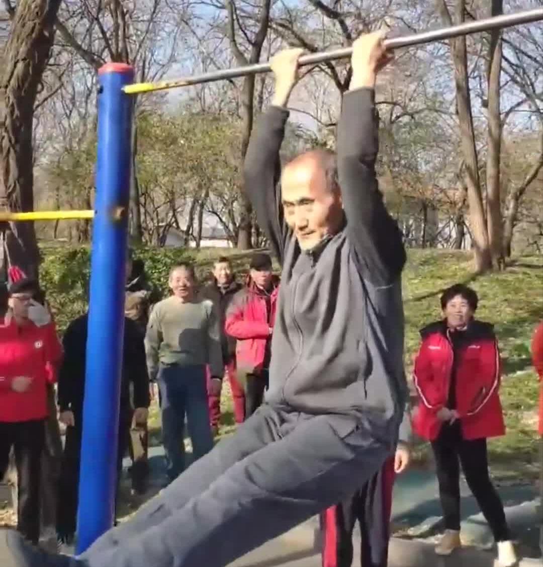 坚持吊单杠治疗好了腰椎间盘突出,腰椎间盘突出怎么正确吊单杠