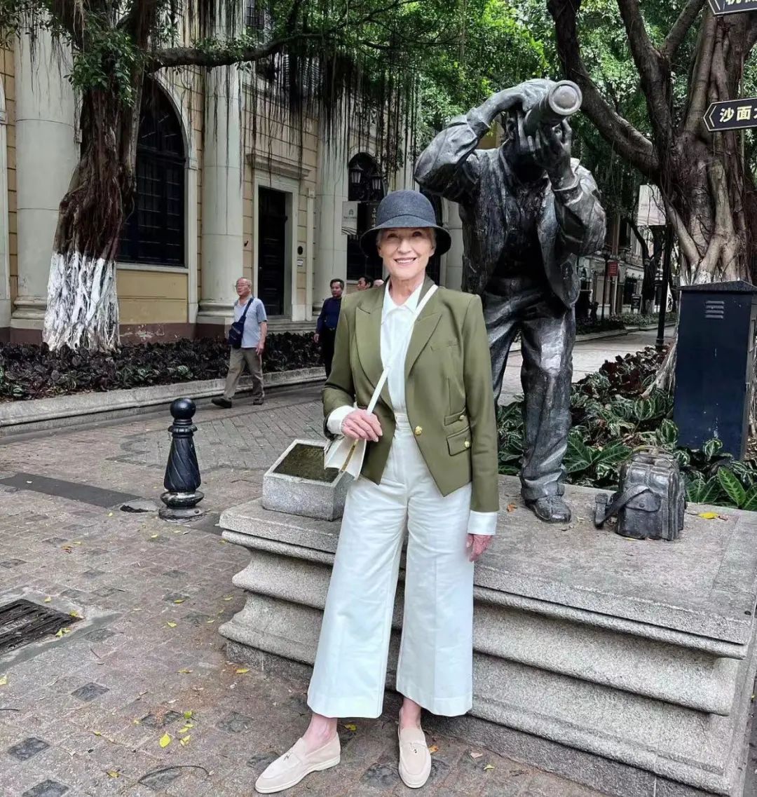 74岁马斯克妈妈来中国,穿国货超惊艳!为什么她越老越飒?