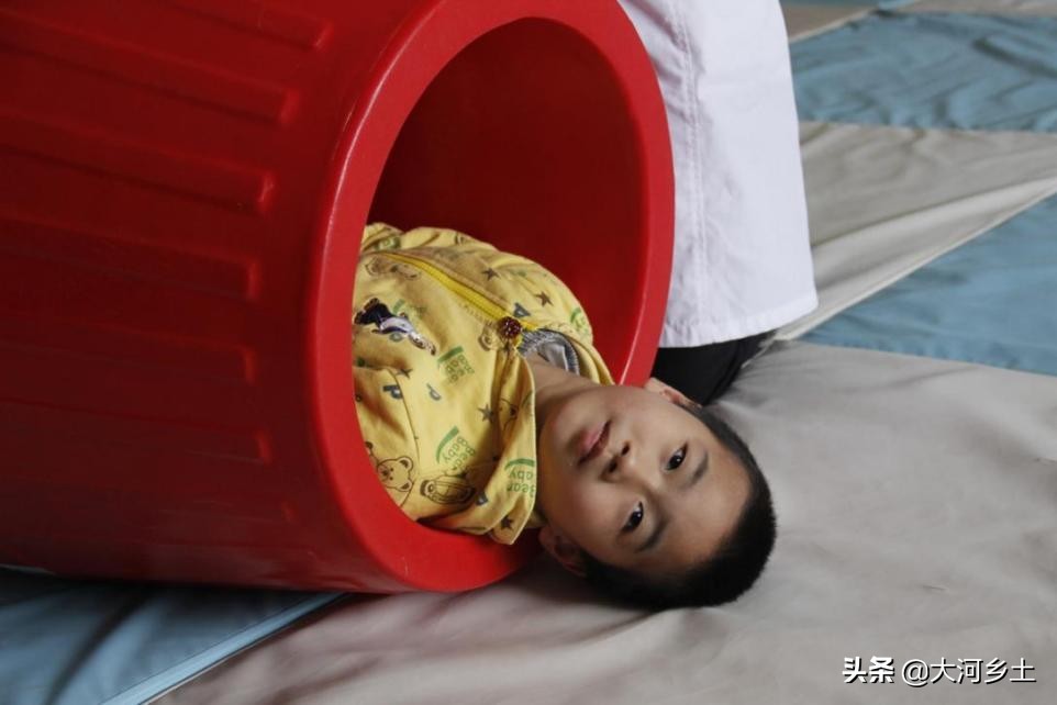 “孩子我来带!”外孙重病无力治疗,农村外公挺身而出撑起一片天