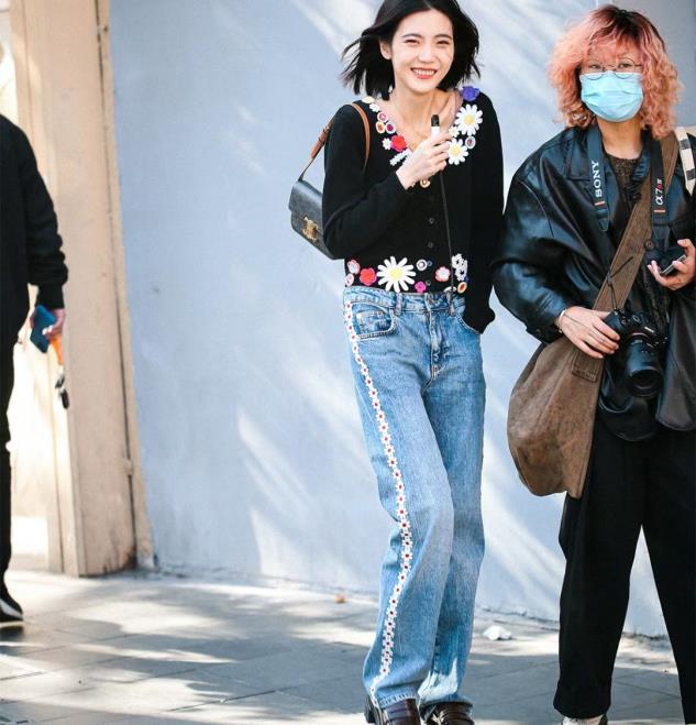 被深圳女子穿搭惊艳到了,最潮的牛仔裤阔腿裤女生