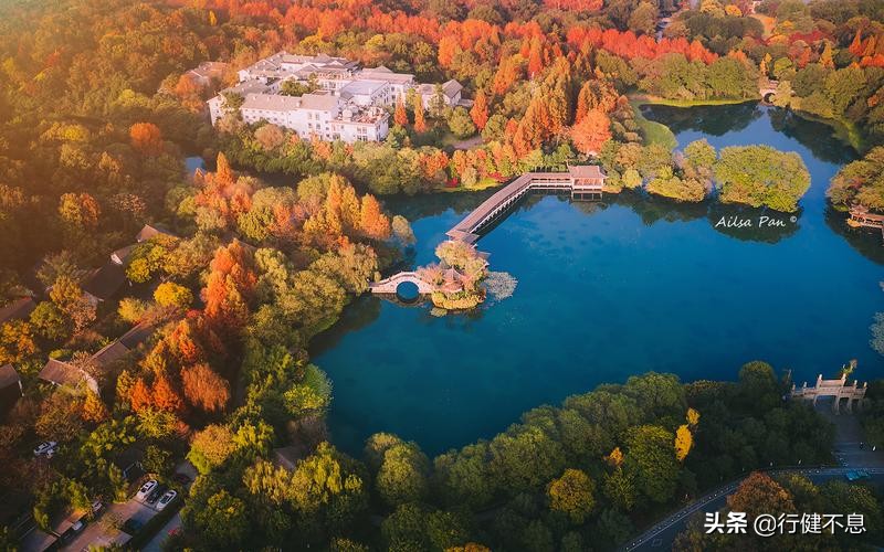 荷花十里桂三秋：十二首著名诗词，领略杭州的诗意之美