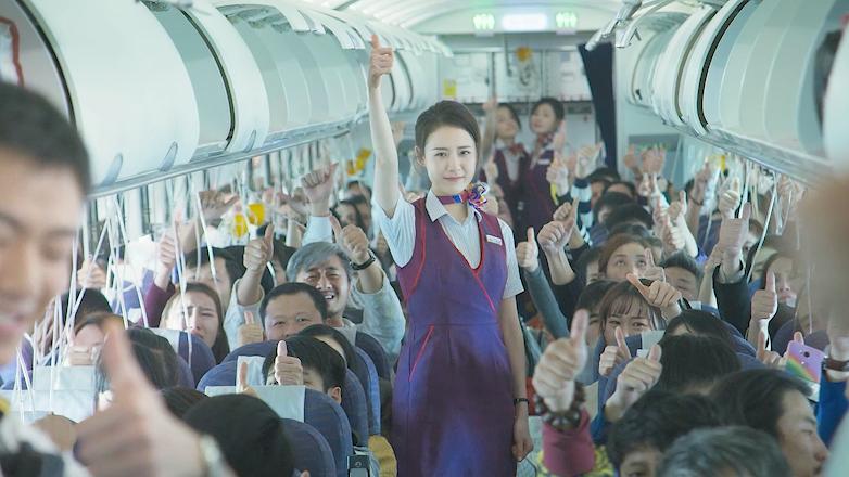 飞机挡风破裂数百人被困万米高空,玻璃破裂飞机迫降视频