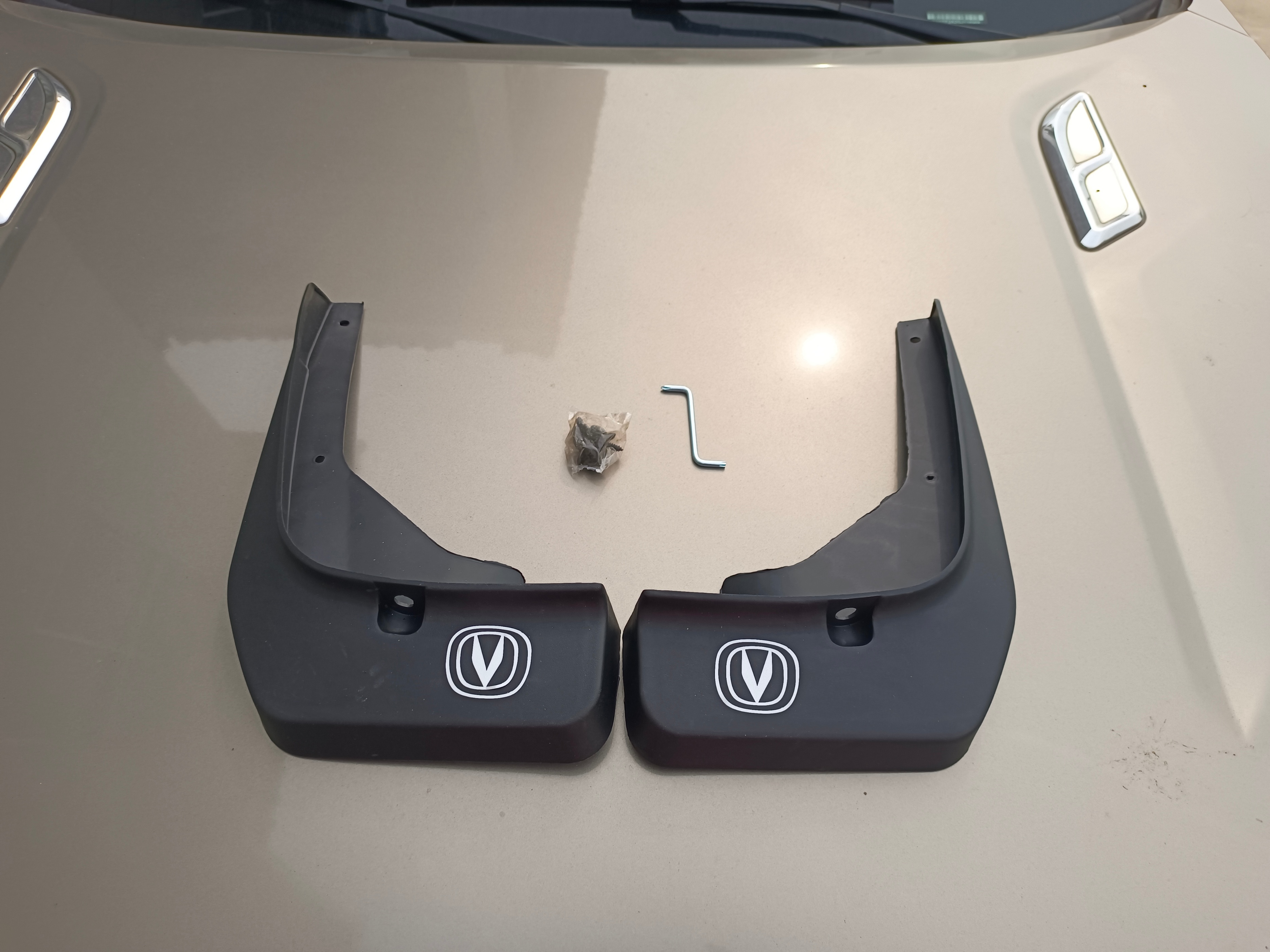 长安cs55前轮挡泥板内衬怎么更换,新车换挡泥板