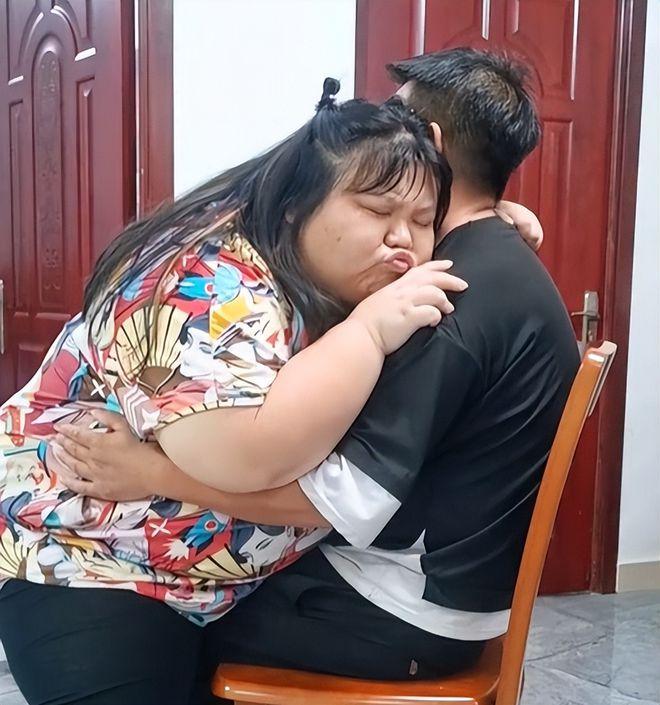 当年校花被丈夫养胖三百多斤,结婚3年校花被丈夫喂胖到332斤