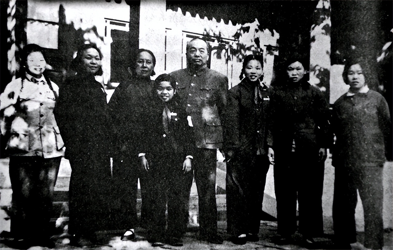 彭老总一生无子女，对侄女视同己出，闲聊时交代身后事