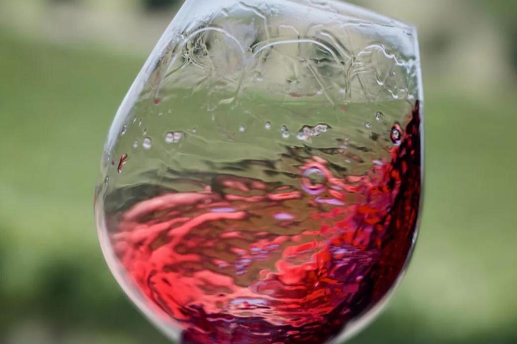 尿尿在马桶会触发马拉高尼效应吗,往开水里尿尿会发生什么