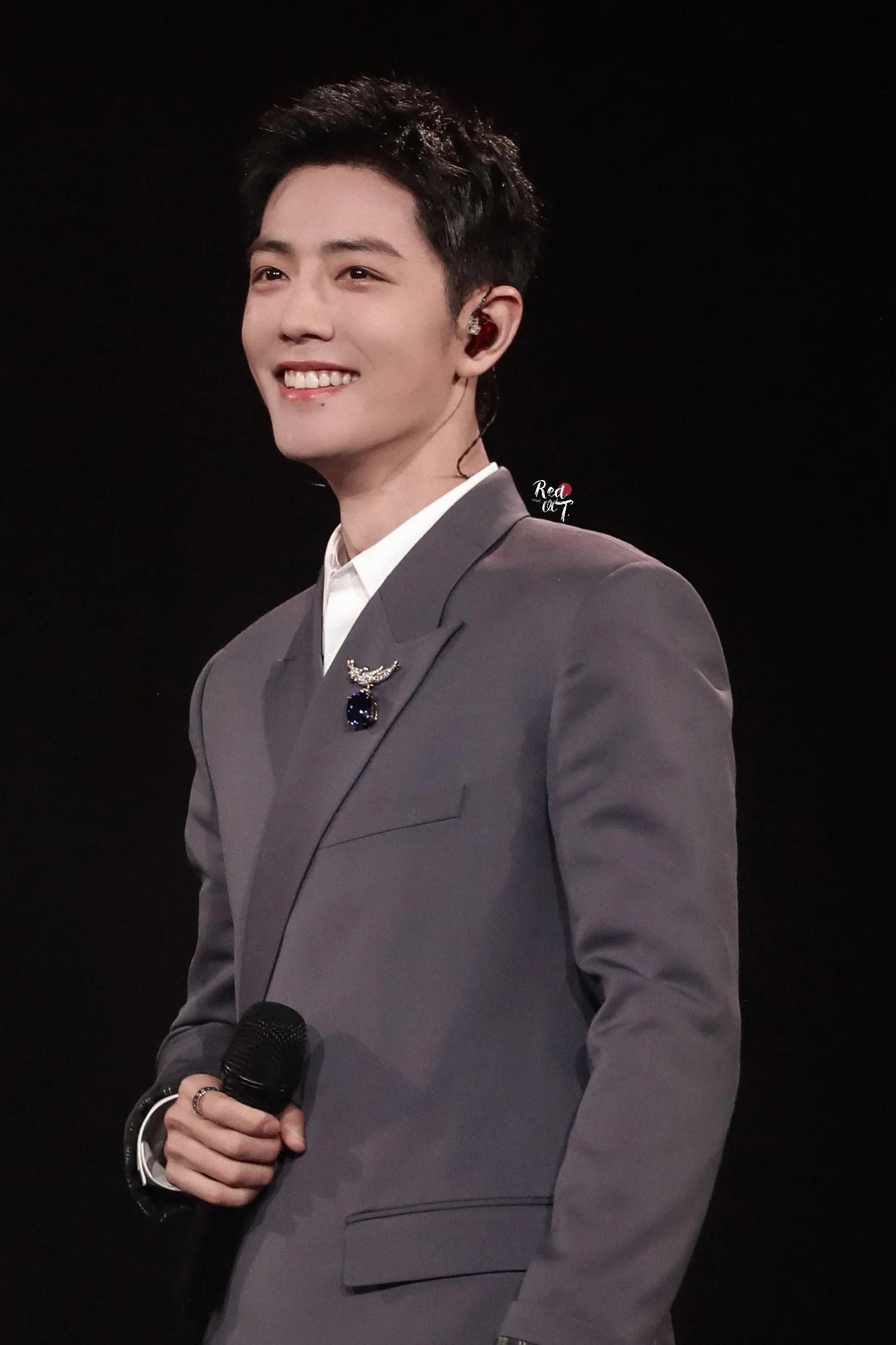 肖战近期活动造型,肖战微博之夜两套造型