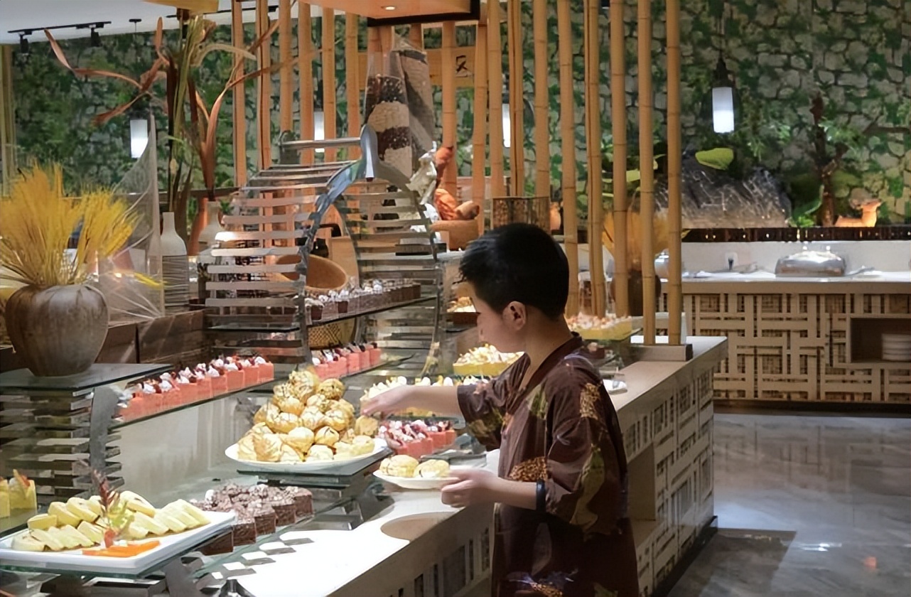 8000平洗浴一天接待人数,酒店自助餐接待